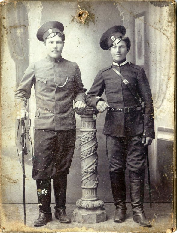 Два казака в летней полевой форме, На оборотной стороне надпись Захаровы, 1907-1917 гг.Два казака в летней полевой форме, На оборотной стороне надпись Захаровы, 1907-1917 гг.